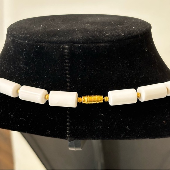 Vintage white acrylic with gold tone beads and closure necklace - Picture 4 of 8